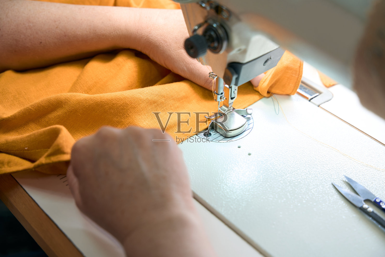 工作场所的女裁缝在缝纫机上涂鸦照片摄影图片