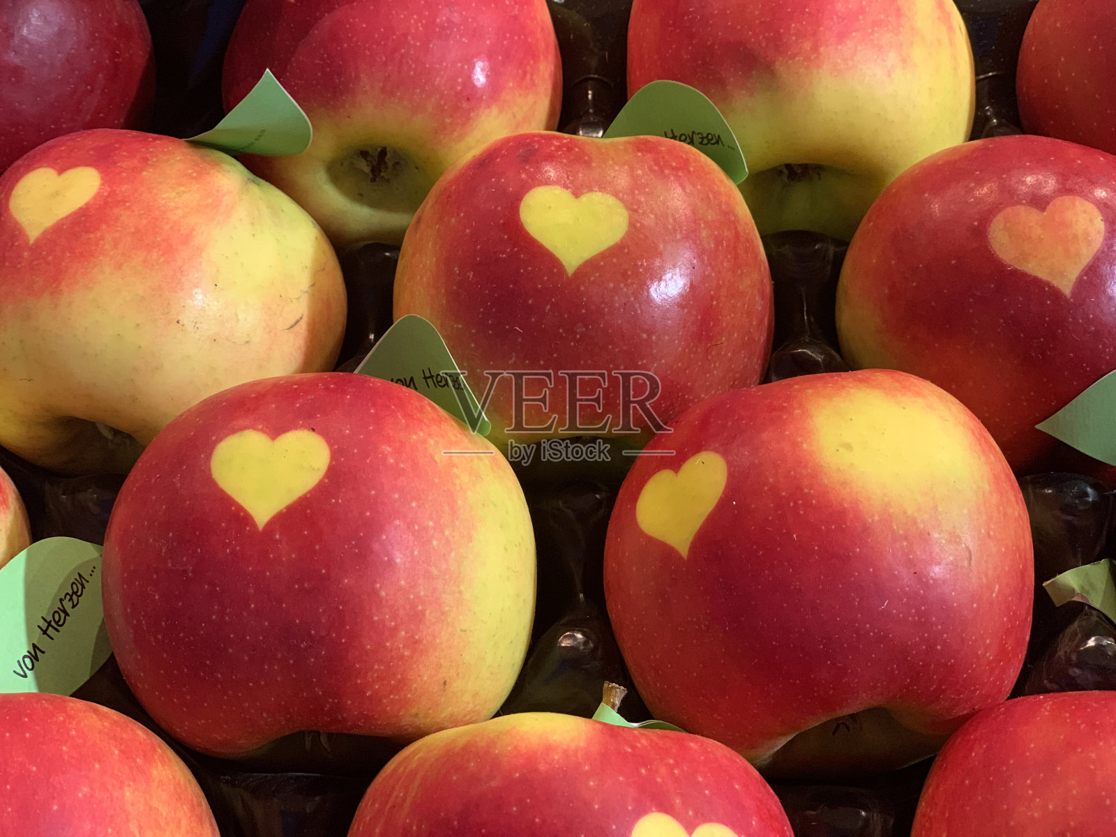 苹果心向前倾照片摄影图片