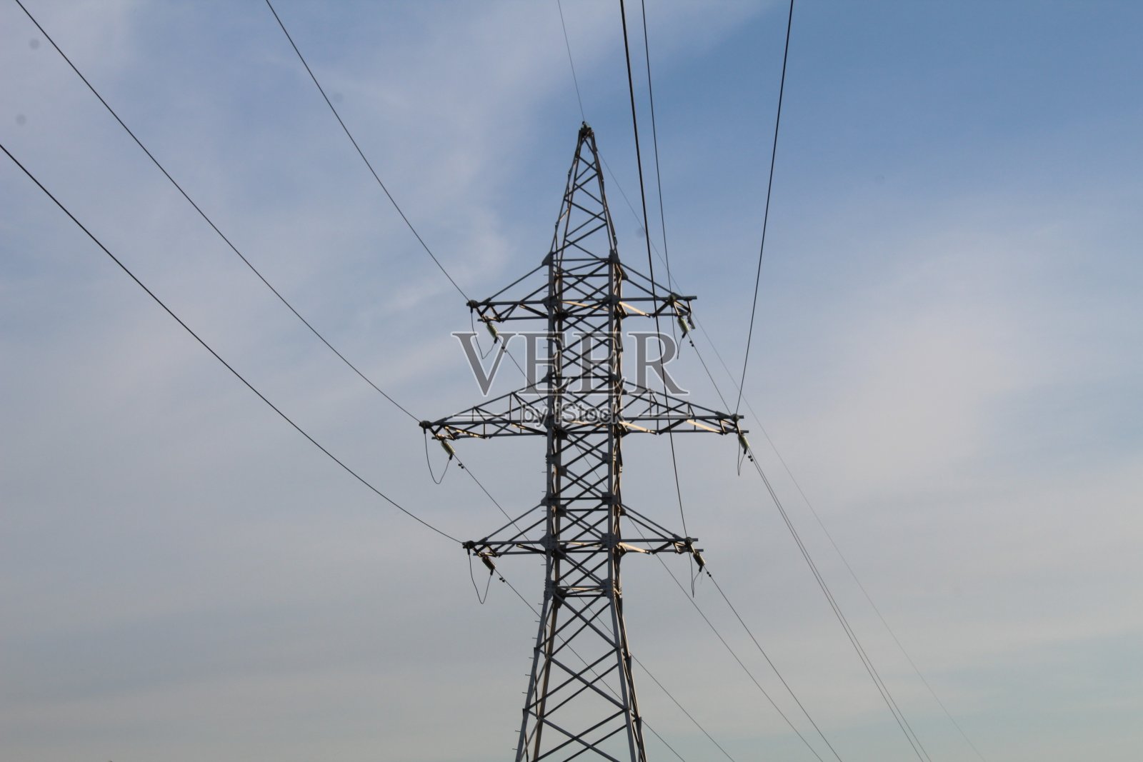 高压塔对着蓝色的天空,有文字的地方照片摄影图片