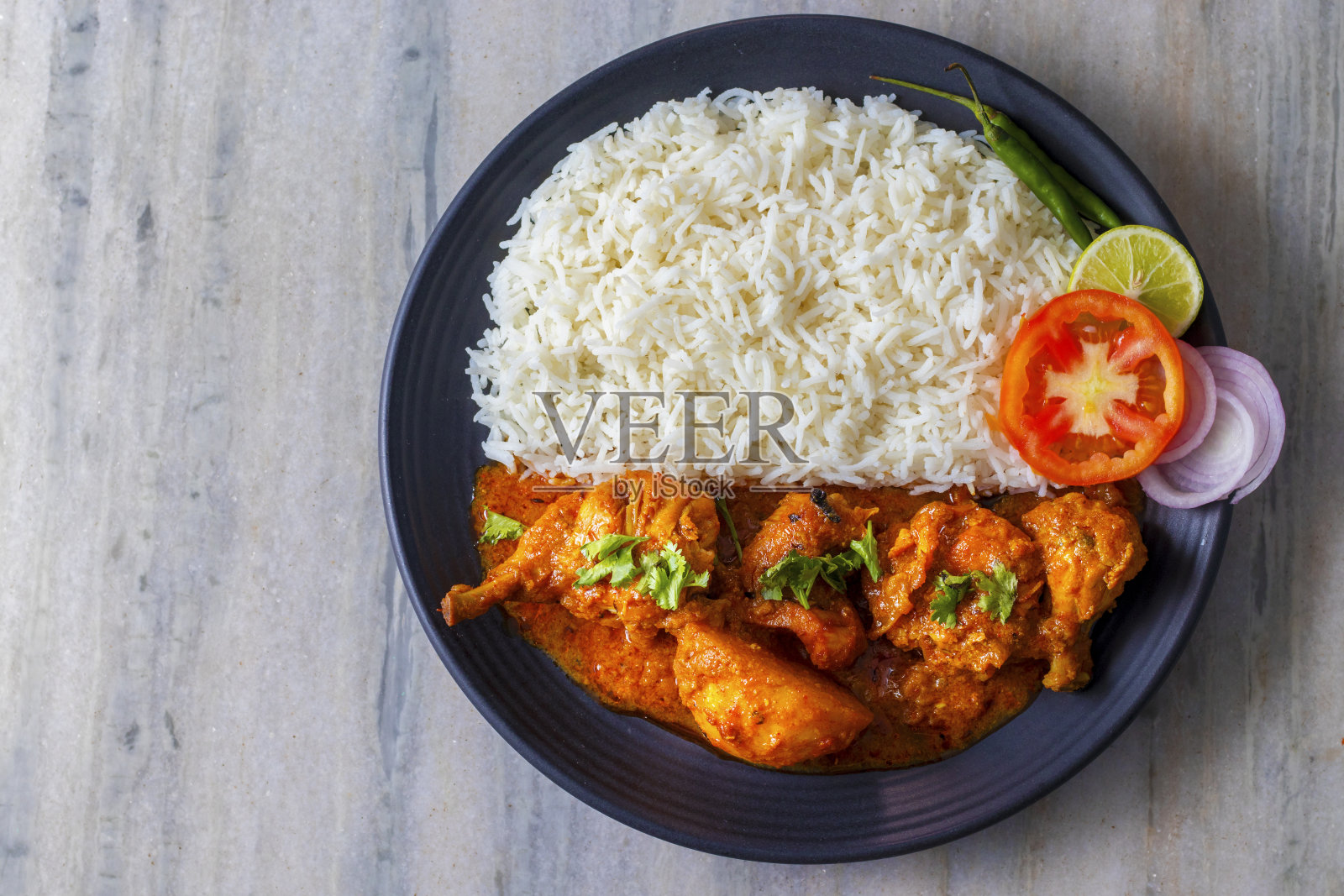 精选印度香米配沙拉和咖喱鸡。照片摄影图片