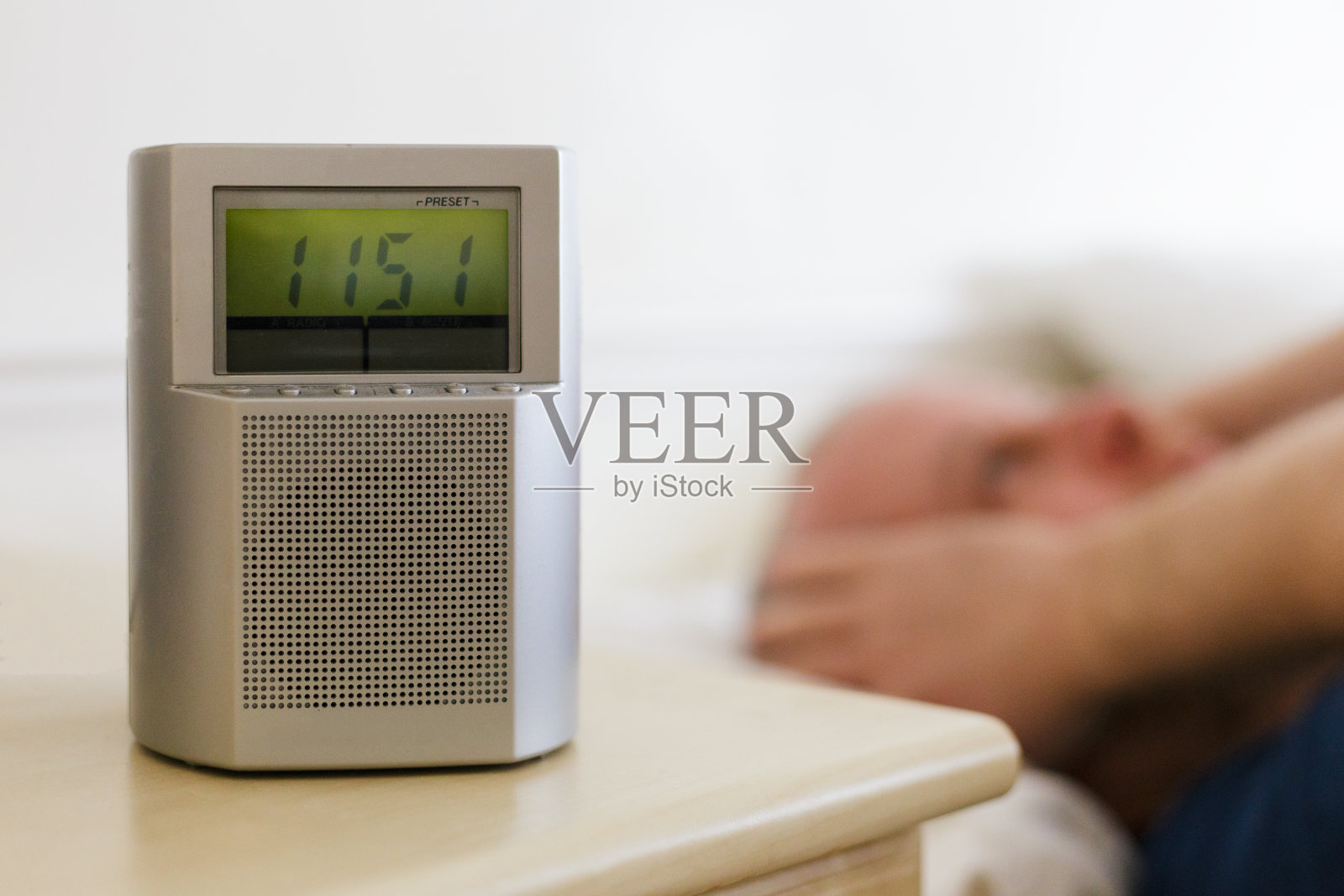 在床上双手抱头睡过头的男人照片摄影图片