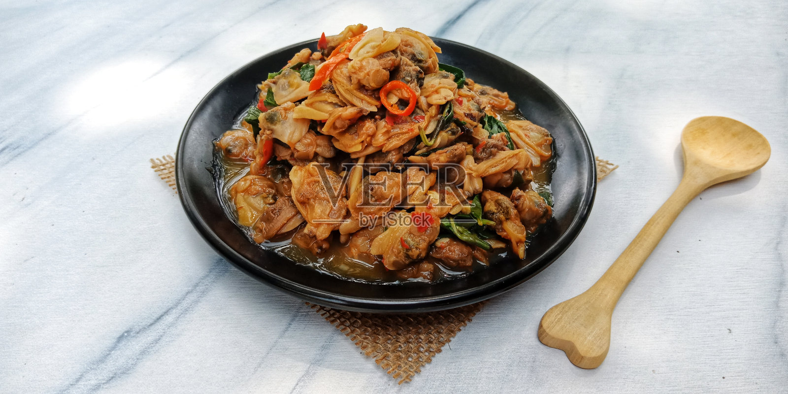 罗勒炒蛤蜊照片摄影图片