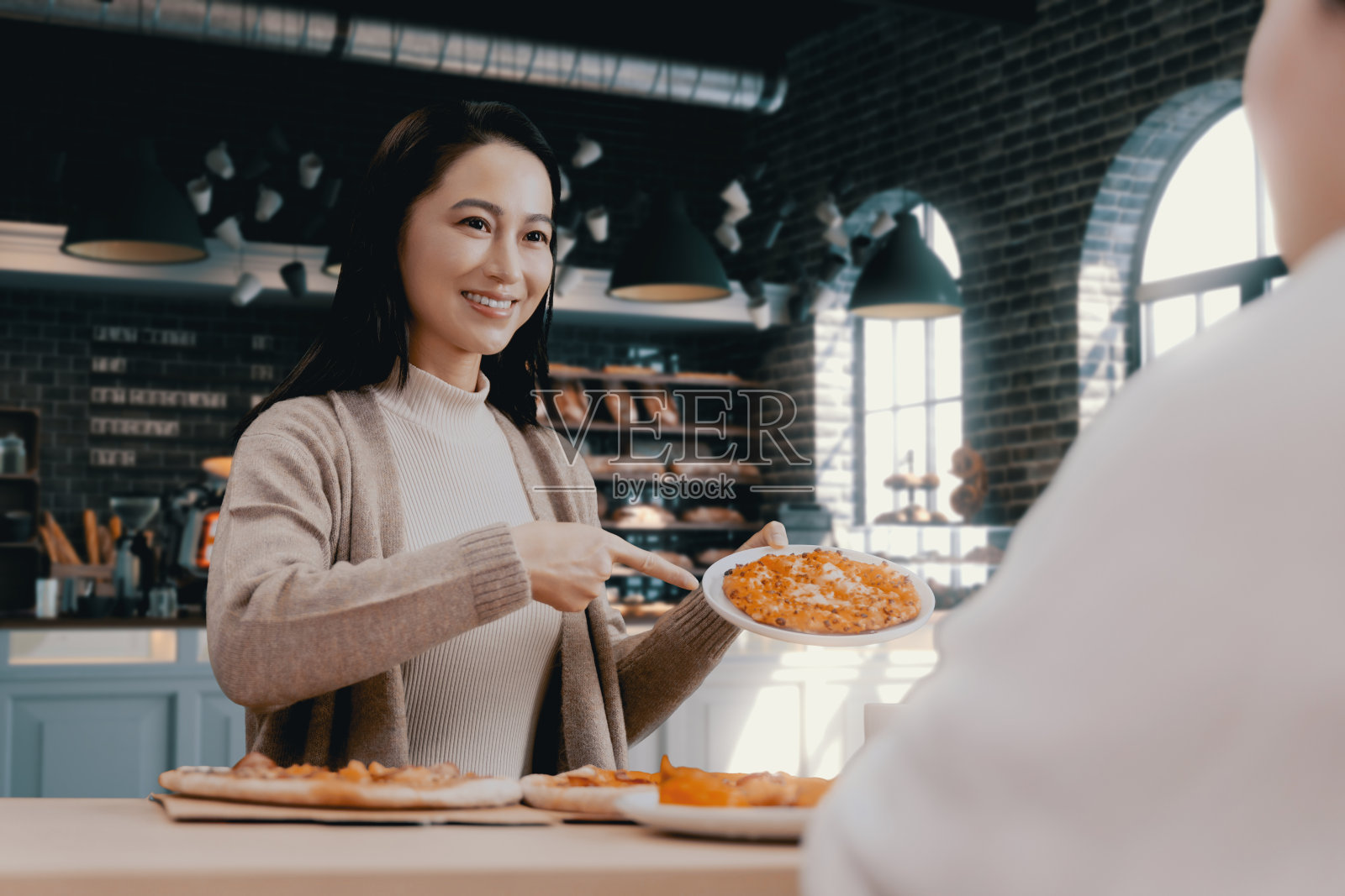 女性手握一片披萨照片摄影图片