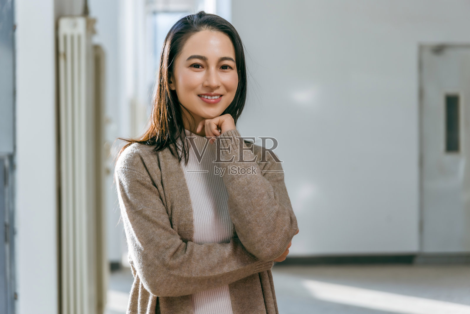 亚洲女商人走在街上的肖像照片摄影图片