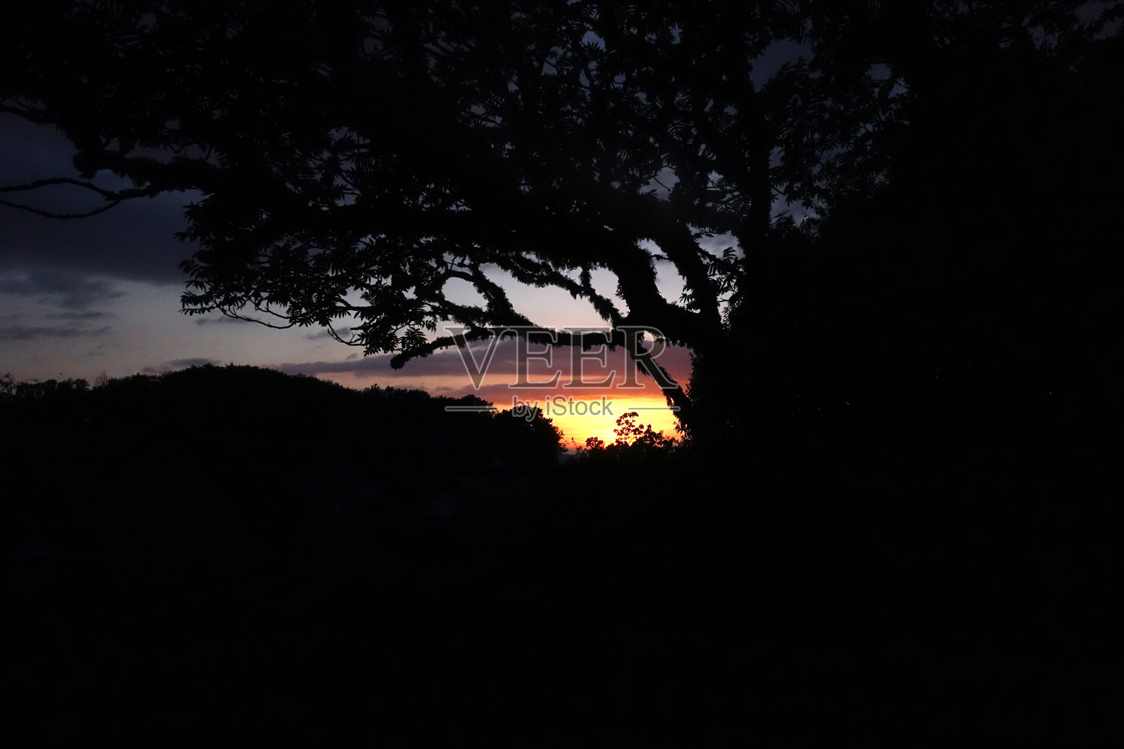 乡村的夕阳闪耀的天空照片摄影图片