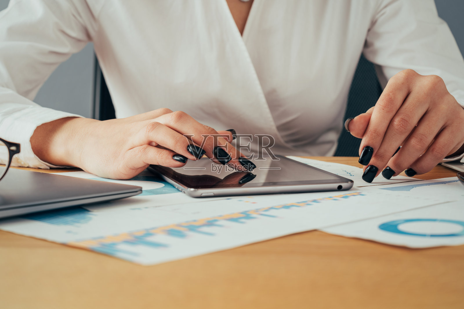 在办公室工作的女商人照片摄影图片