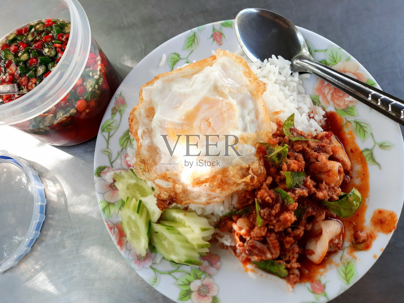 辣酱鱿鱼炒饭煎蛋-曼谷街头小吃。照片摄影图片