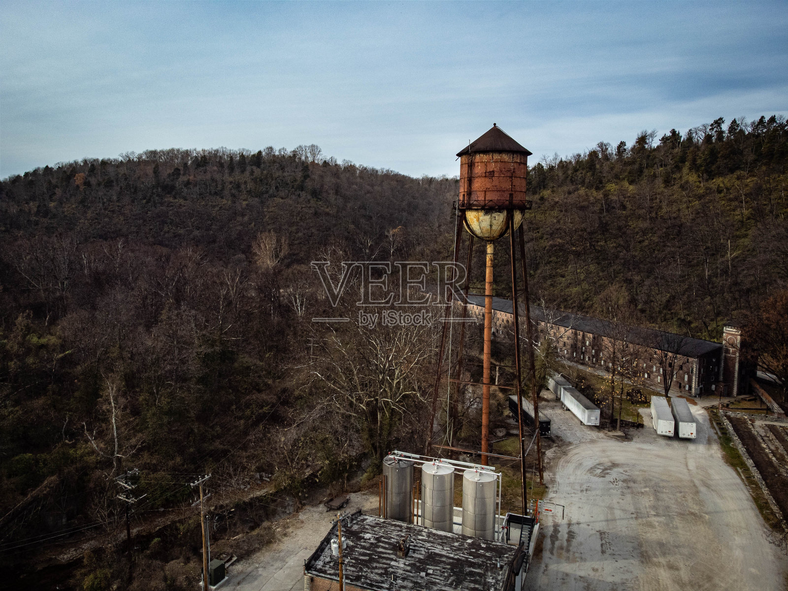 肯塔基州农村,波旁老式仓库前生锈的水压塔照片摄影图片