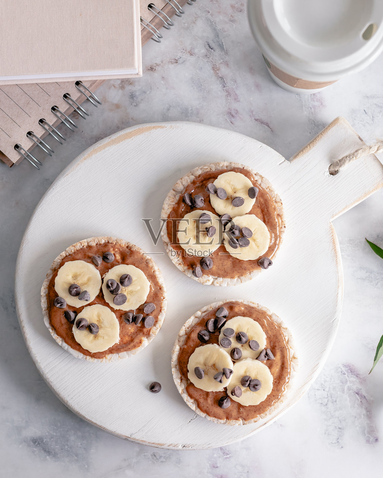 米华夫饼、杏仁黄油和香蕉零食的俯视图照片摄影图片