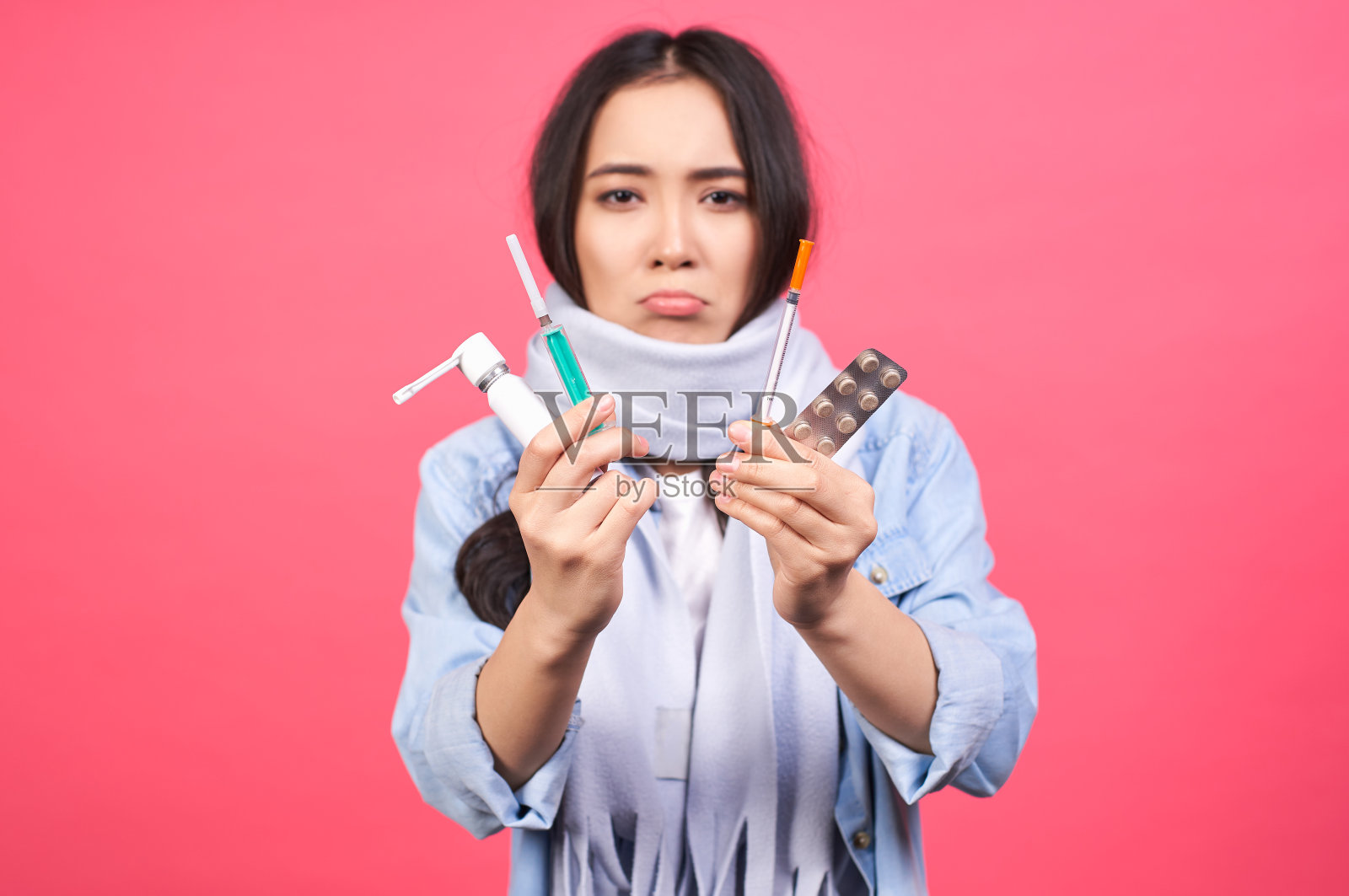 拿着药物治疗的悲伤的生病亚洲年轻女人照片摄影图片