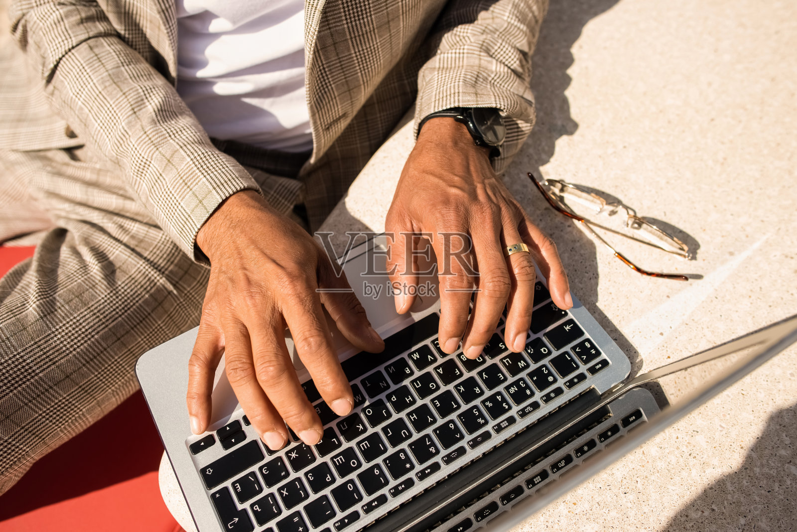 非洲裔美国人在露天工作的俯视图照片摄影图片