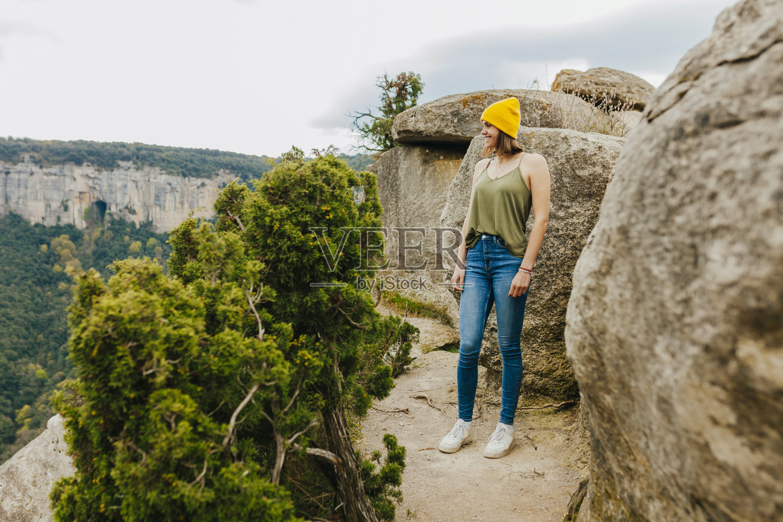 美丽的女人欣赏山谷之上的景色照片摄影图片