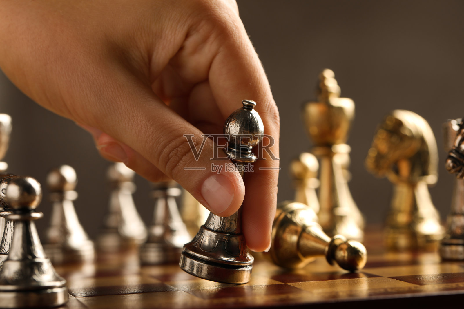 女人在船上移动棋子,特写照片摄影图片