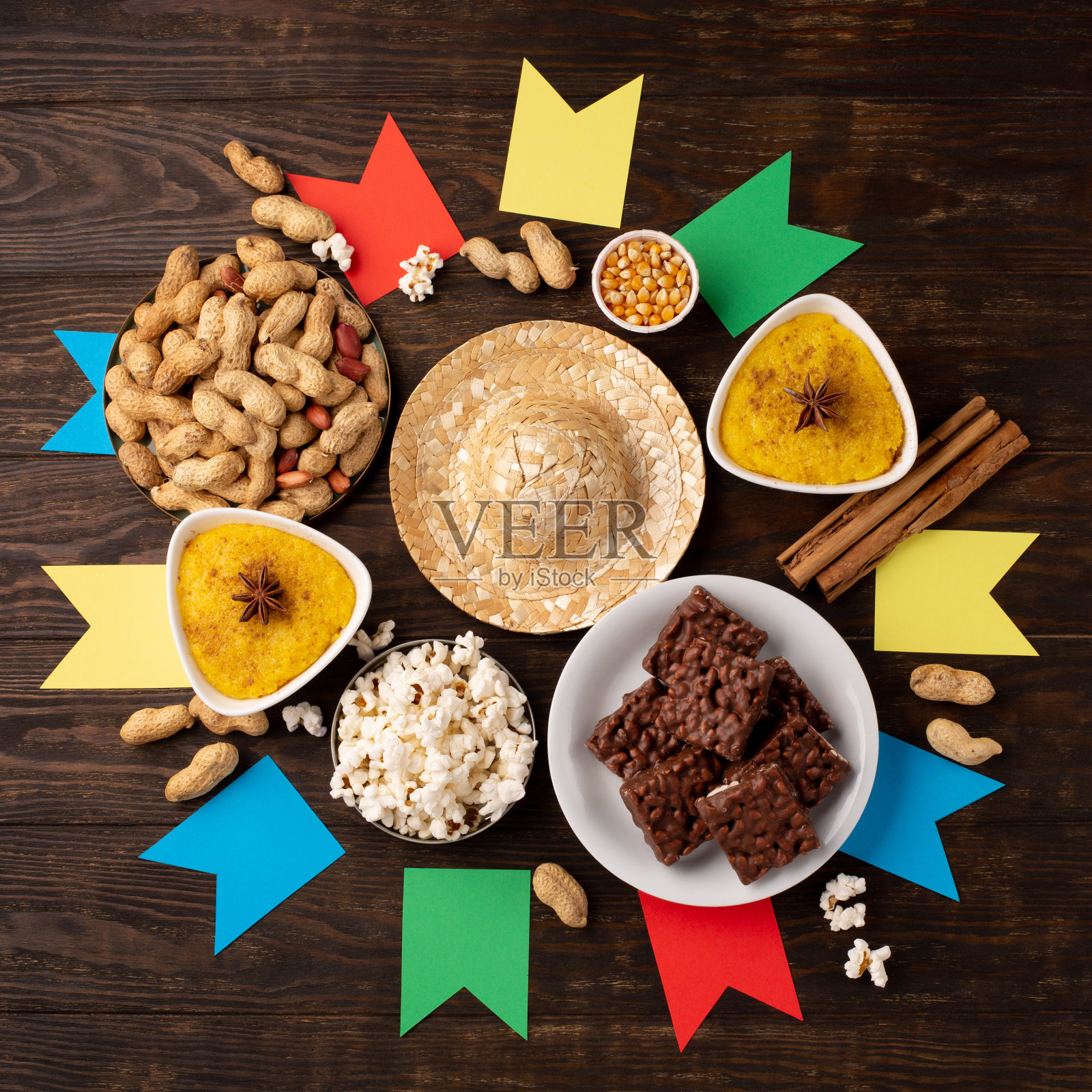 Festa Junina夏季节日嘉年华概念上的深色木桌。照片摄影图片