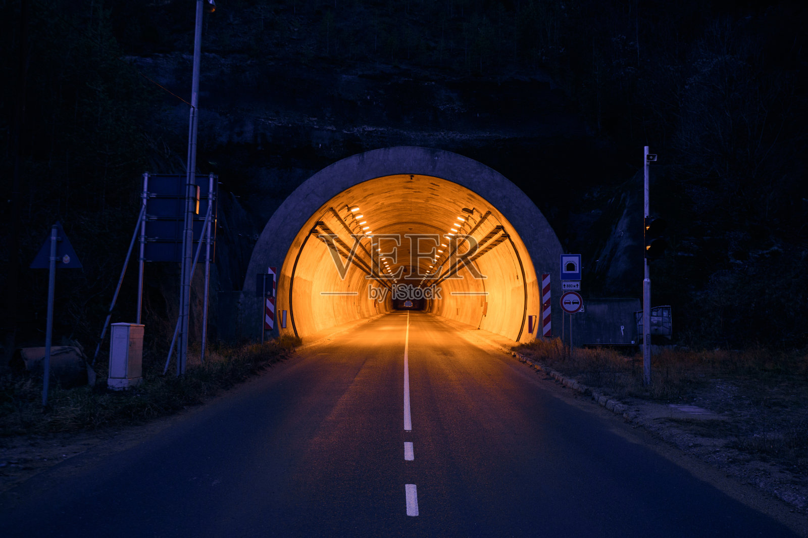 夜间公路隧道入口照片摄影图片