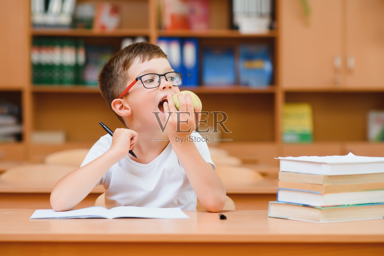 男孩在学校的教室里。学校教育理念照片摄影图片