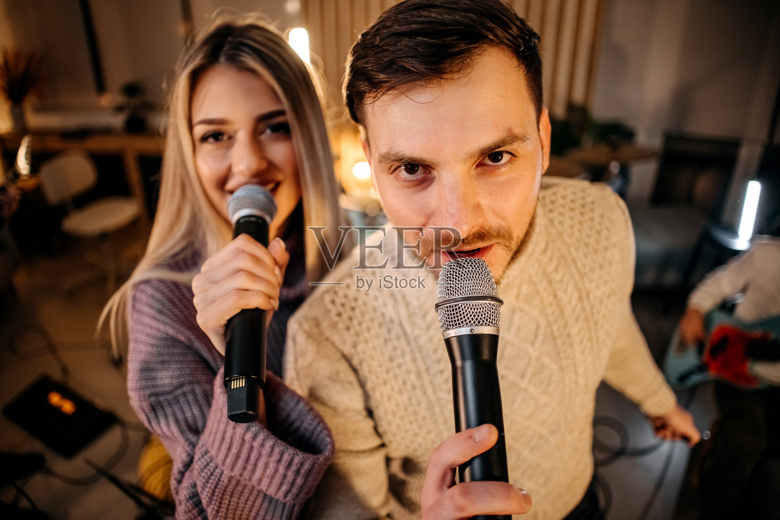 我们的声音完全重叠照片摄影图片