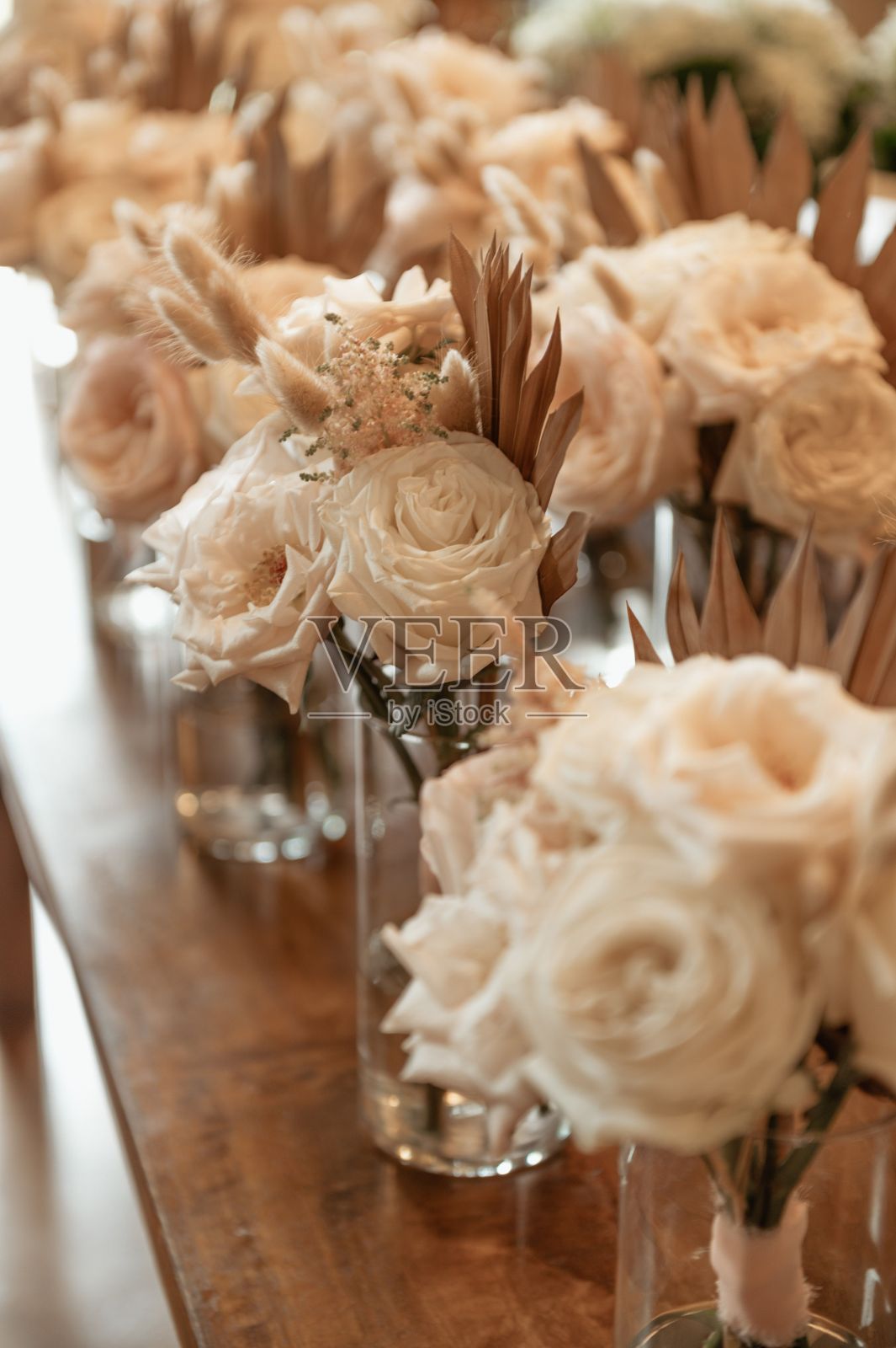 婚礼桌上戴着眼镜的白玫瑰特写照片摄影图片