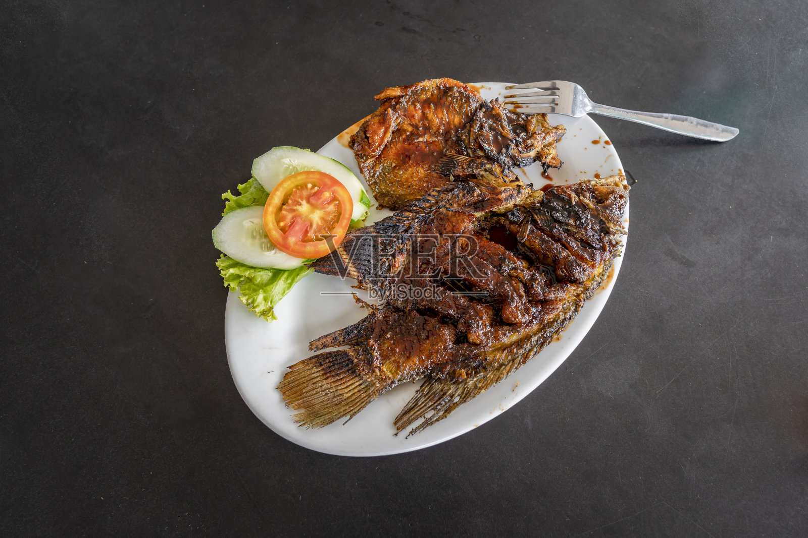 印尼典型食物烤鱼或叫伊坎巴卡照片摄影图片