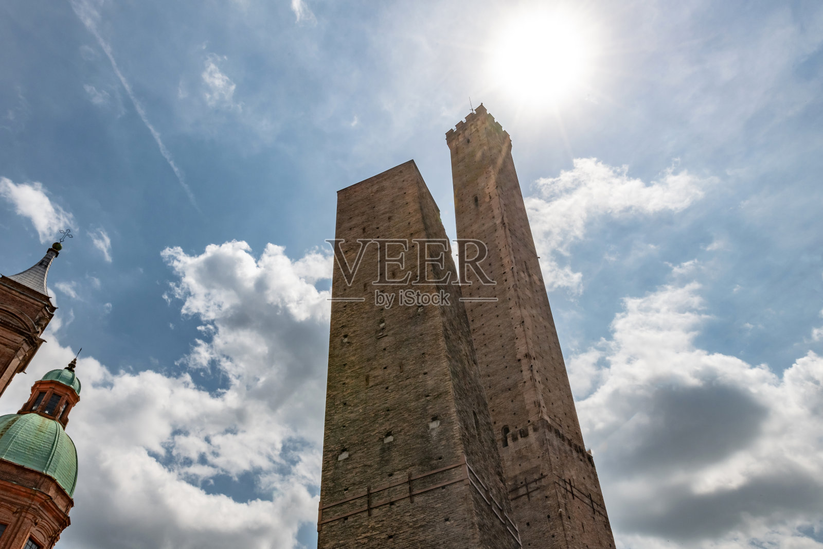 博洛尼亚双塔后面的太阳照片摄影图片