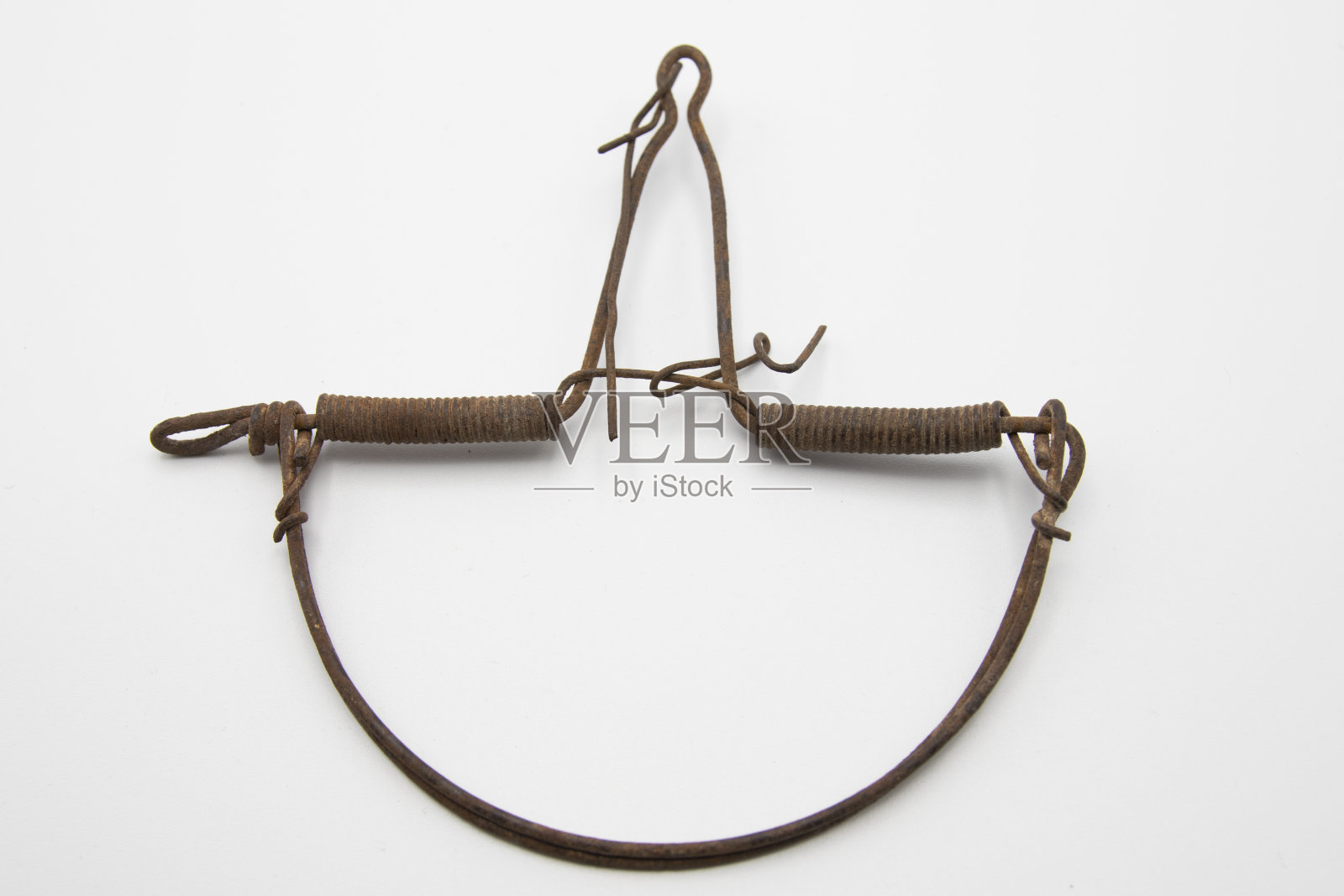 生锈的古代陷阱工具,猎捕小鸟孤立在白色照片摄影图片