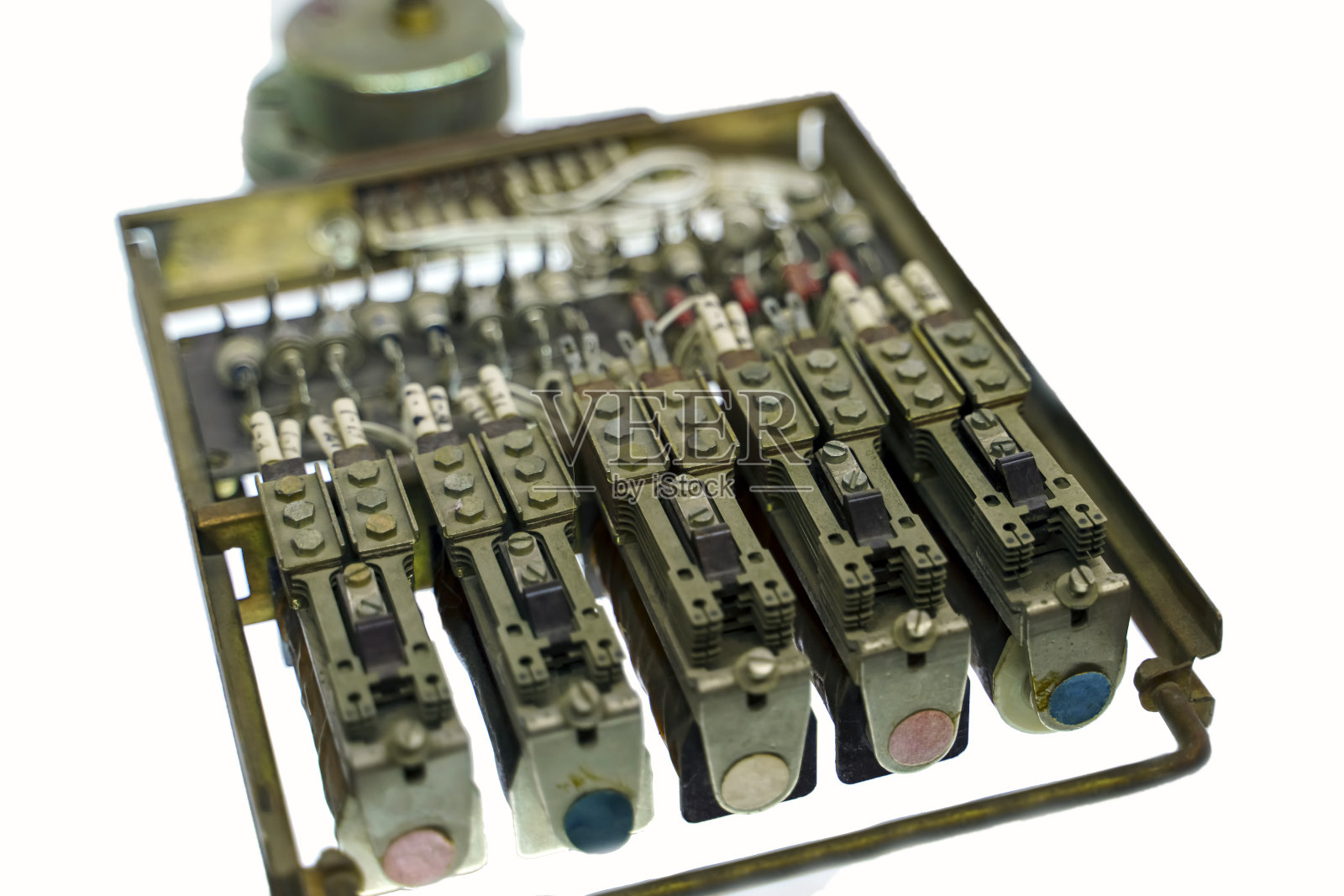 隔离。老式模拟开关继电器,用于带有彩色圆形标志的电信号照片摄影图片