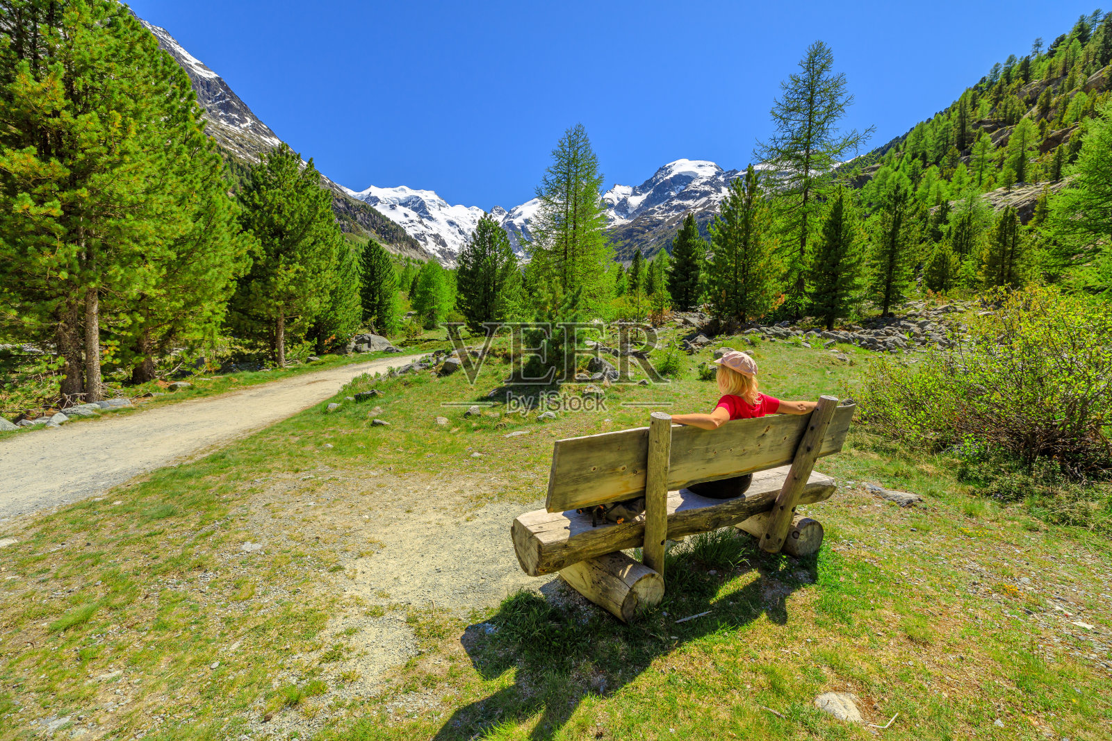 瑞士Morteratsch冰川的女孩照片摄影图片