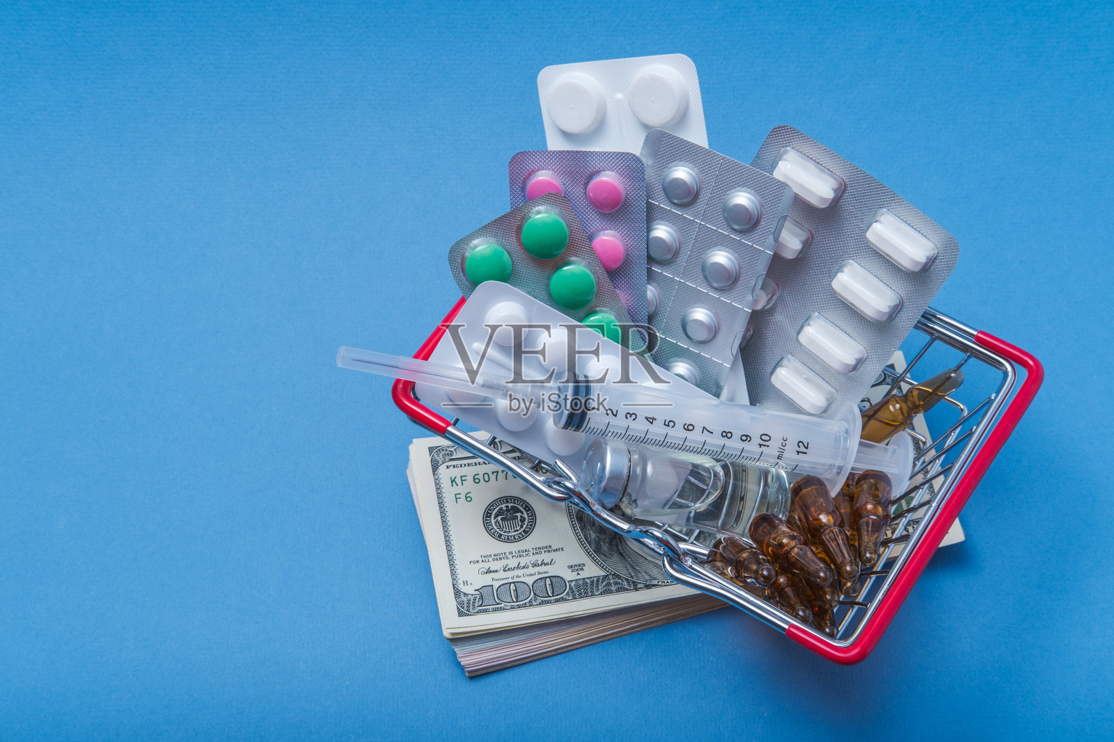 一个装满药品的篮子。照片摄影图片