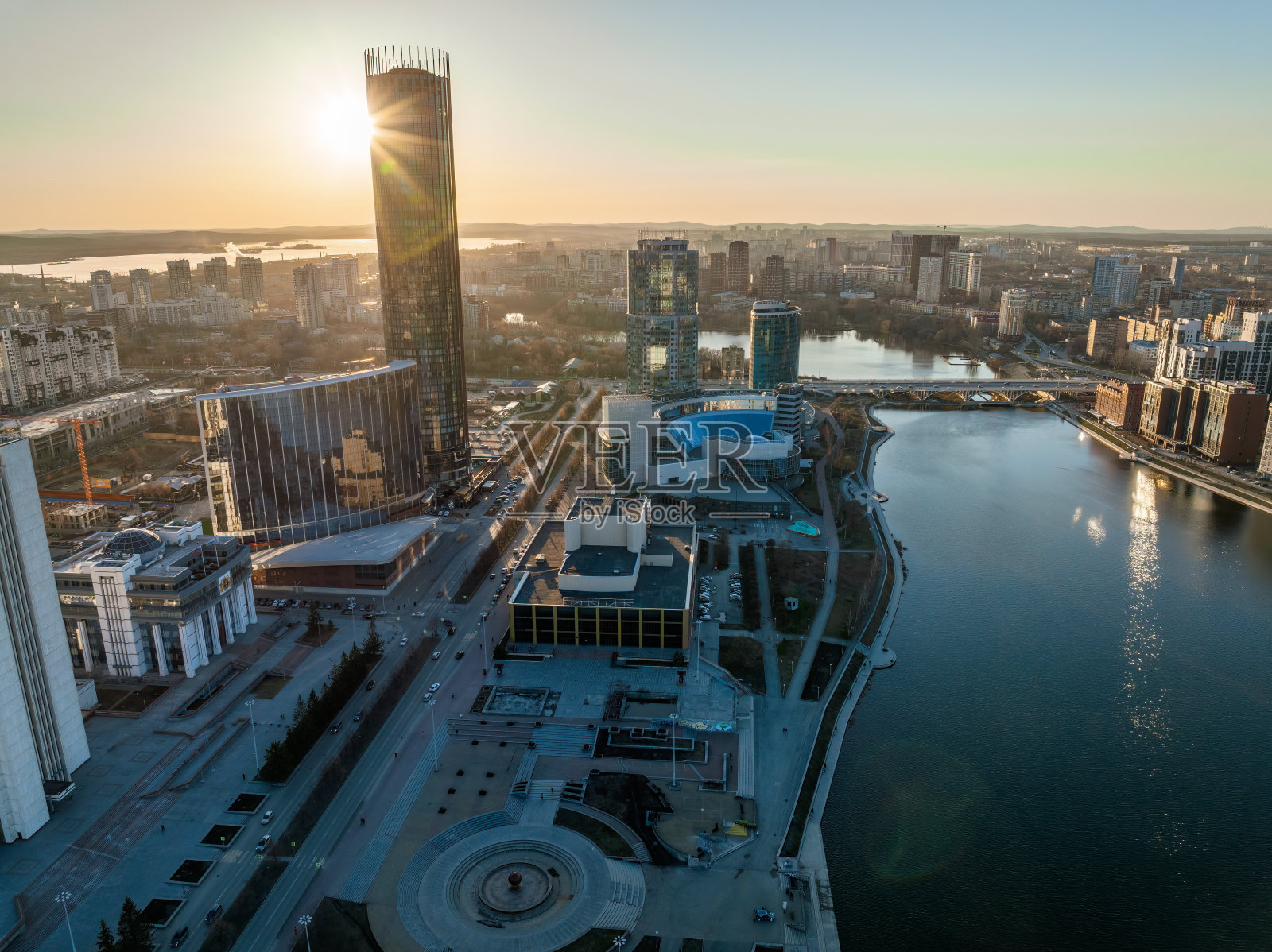 叶卡捷琳堡的空中全景在春天的日落。叶卡捷琳堡的城市和池塘在春天或秋天。照片摄影图片