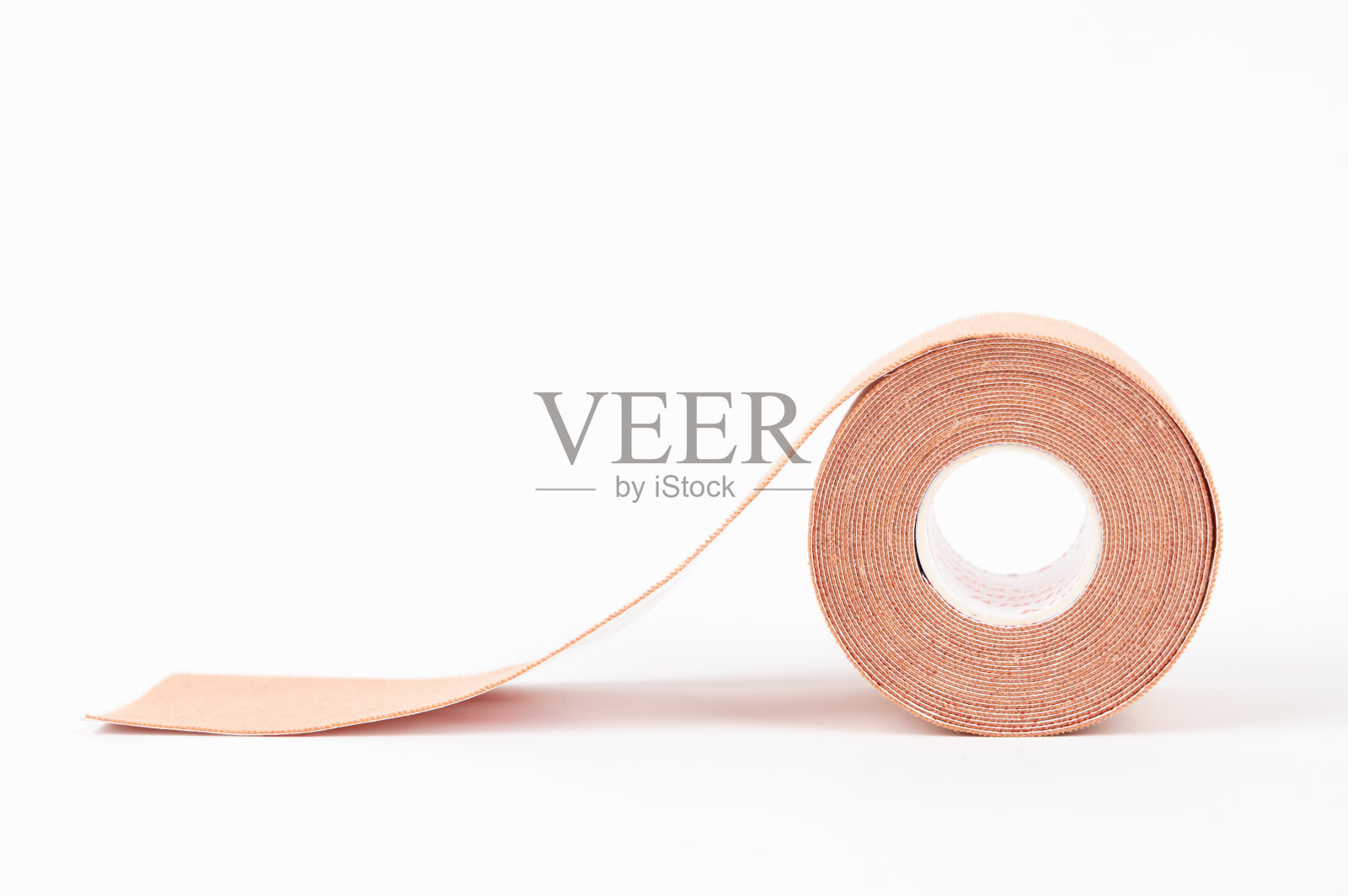 米色运动机能学磁带隔离在白色。理疗和治疗胶带疼痛和紧张。照片摄影图片