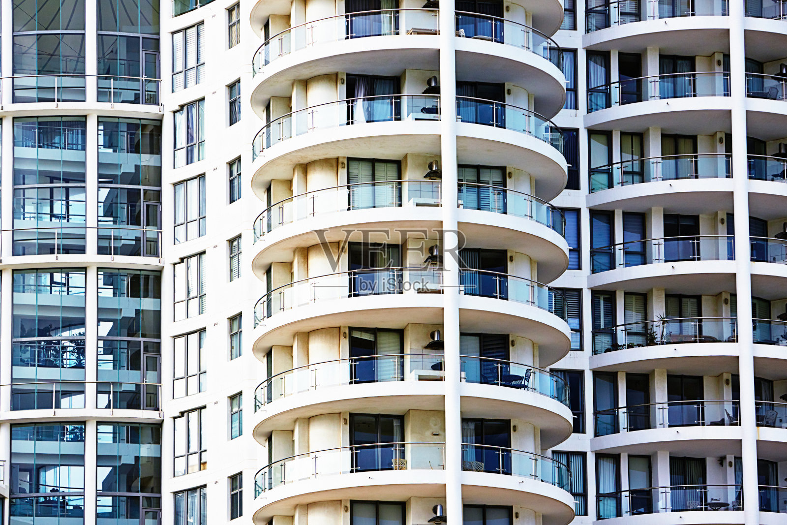 现代公寓建筑的细节,有玻璃装饰的弧形阳台照片摄影图片