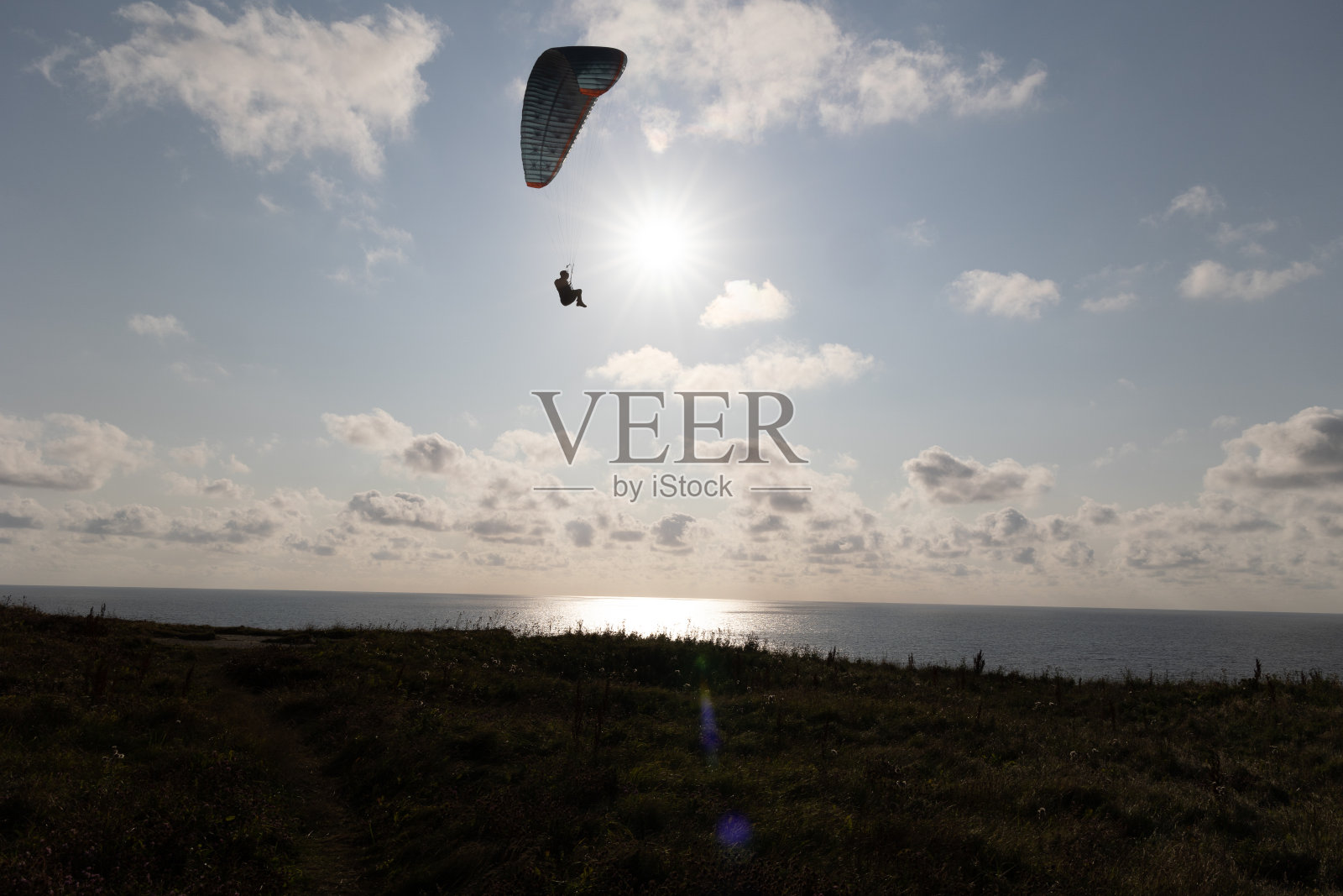 沙滩上的滑翔伞照片摄影图片