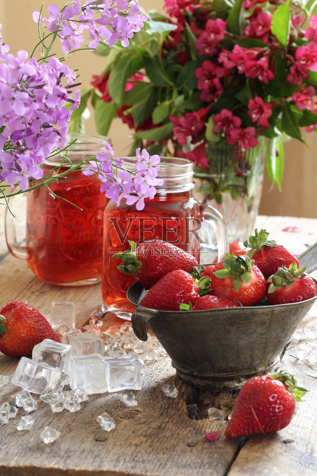 木桌上放着冰块的草莓饮料照片摄影图片