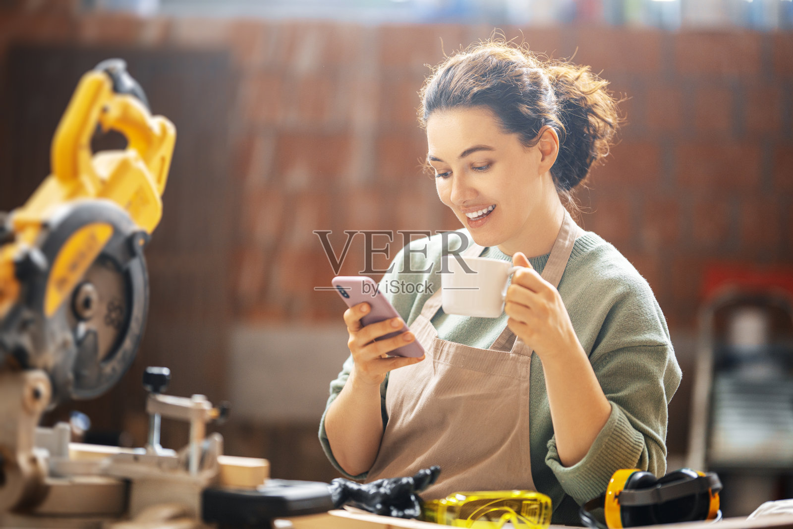 车间女工照片摄影图片