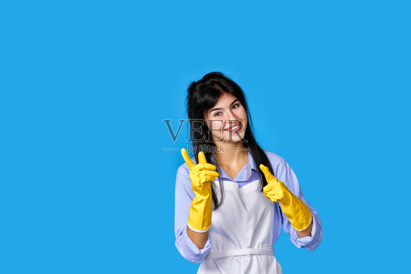 戴着黄色橡胶手套的女孩指着一旁的复印空间照片摄影图片