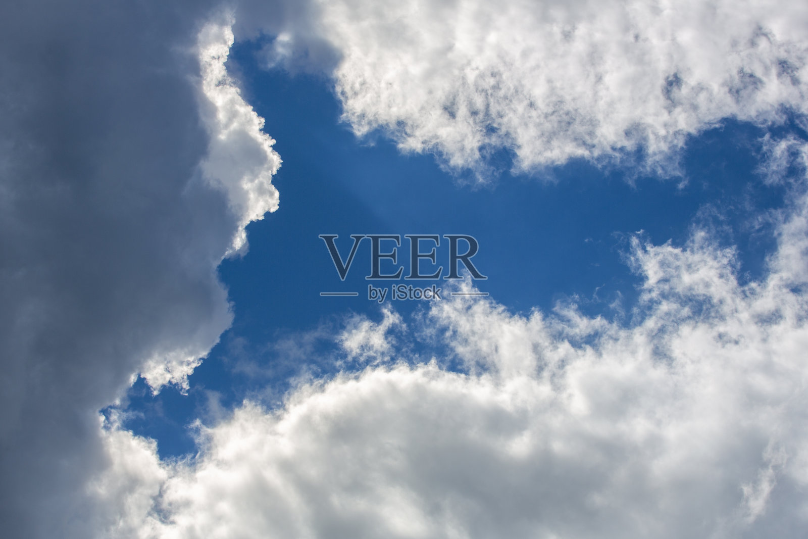 白云在蓝色的天空照片摄影图片