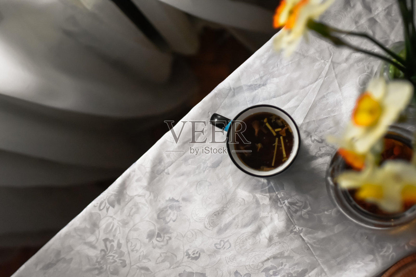 从上面的白色桌子上的t杯照片摄影图片