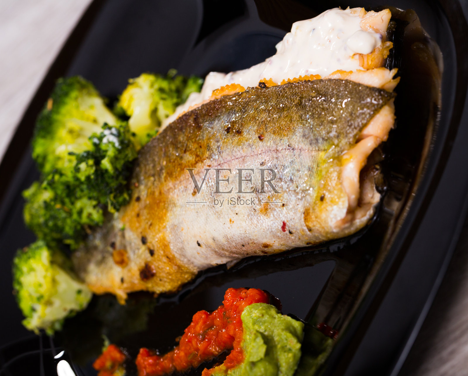 美味的炸河鳟鱼片,配上花椰菜和塔塔酱照片摄影图片