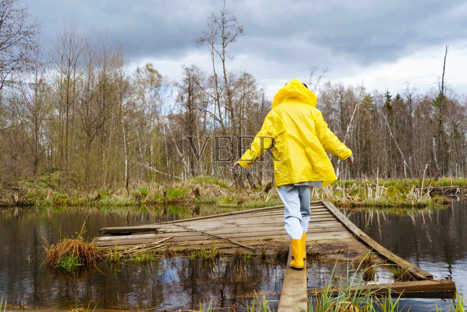 一个穿黄色雨衣的女人照片摄影图片