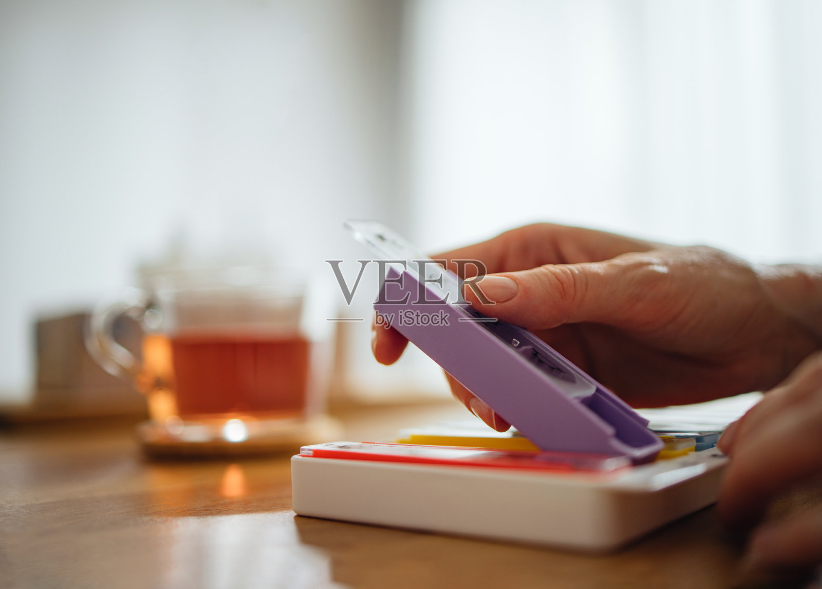 一个拿着紫色药丸的匿名女人照片摄影图片