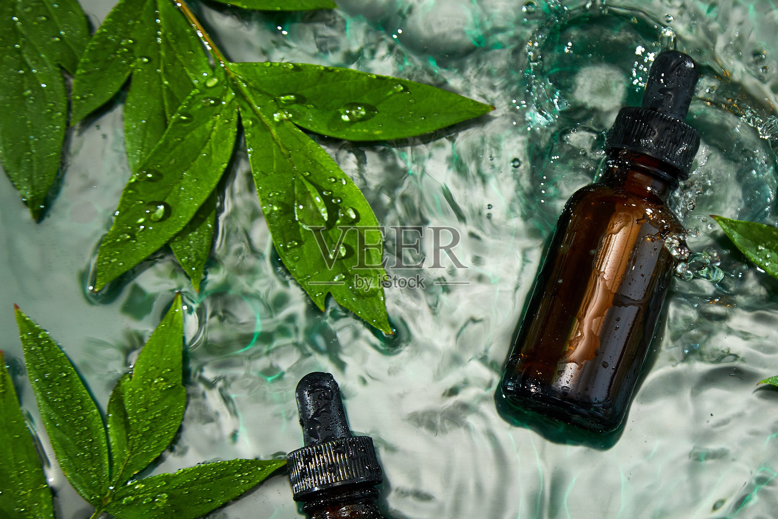 瓶身含草本精华液、油类化妆品广告,简单自然的护肤理念照片摄影图片