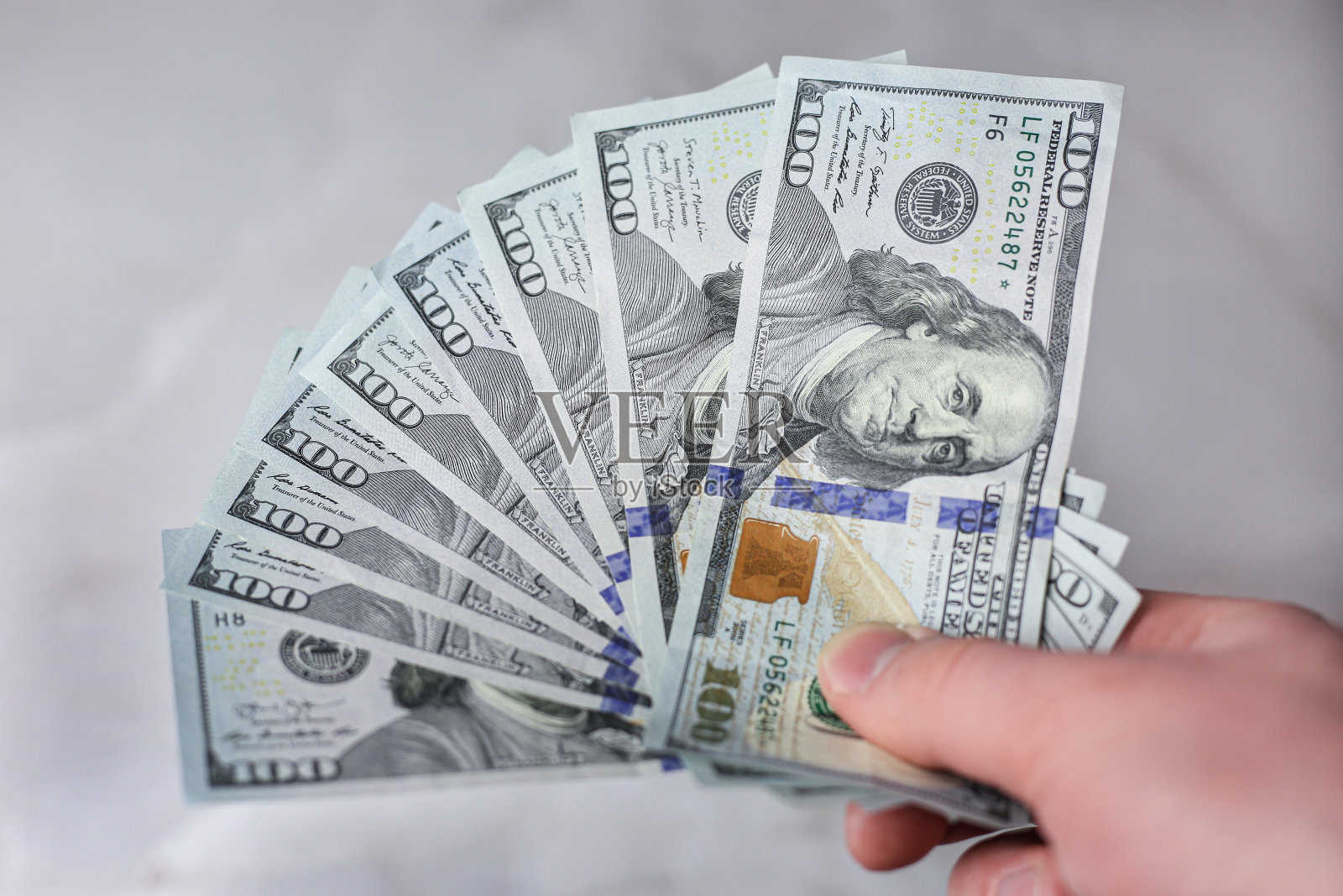 100美元的钞票在浅色的背景上展开照片摄影图片