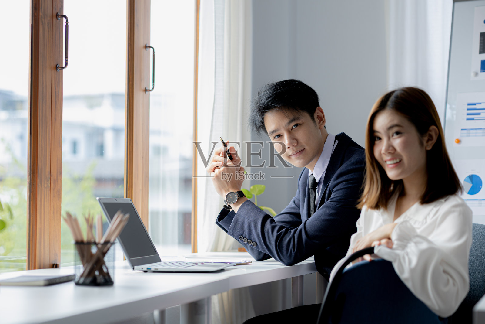 亚裔白人男性商人,新一代高管的管理,新一代创业公司的建立和运营。创业理念。照片摄影图片