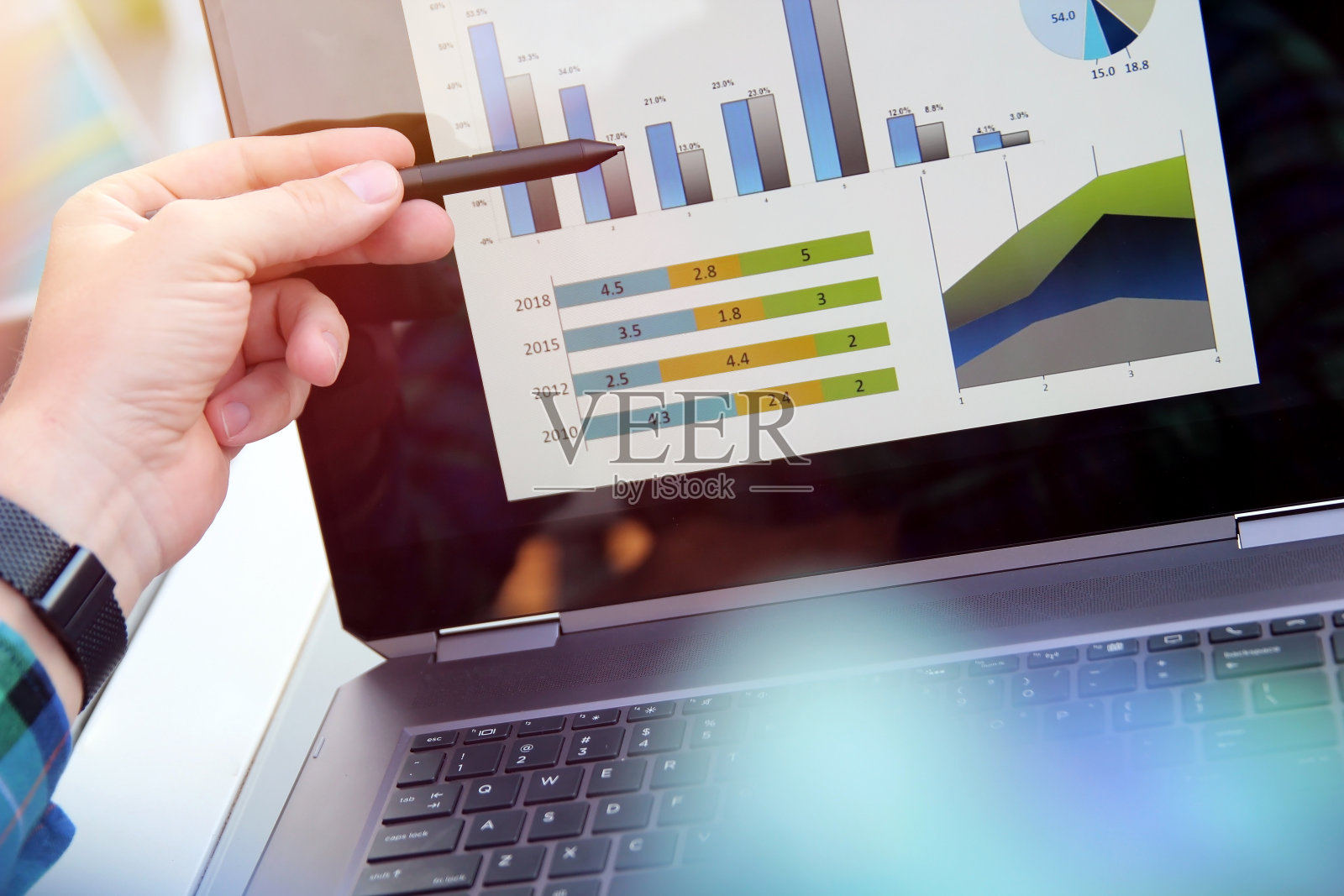 商务男士在笔记本电脑上分析财务数据图表照片摄影图片