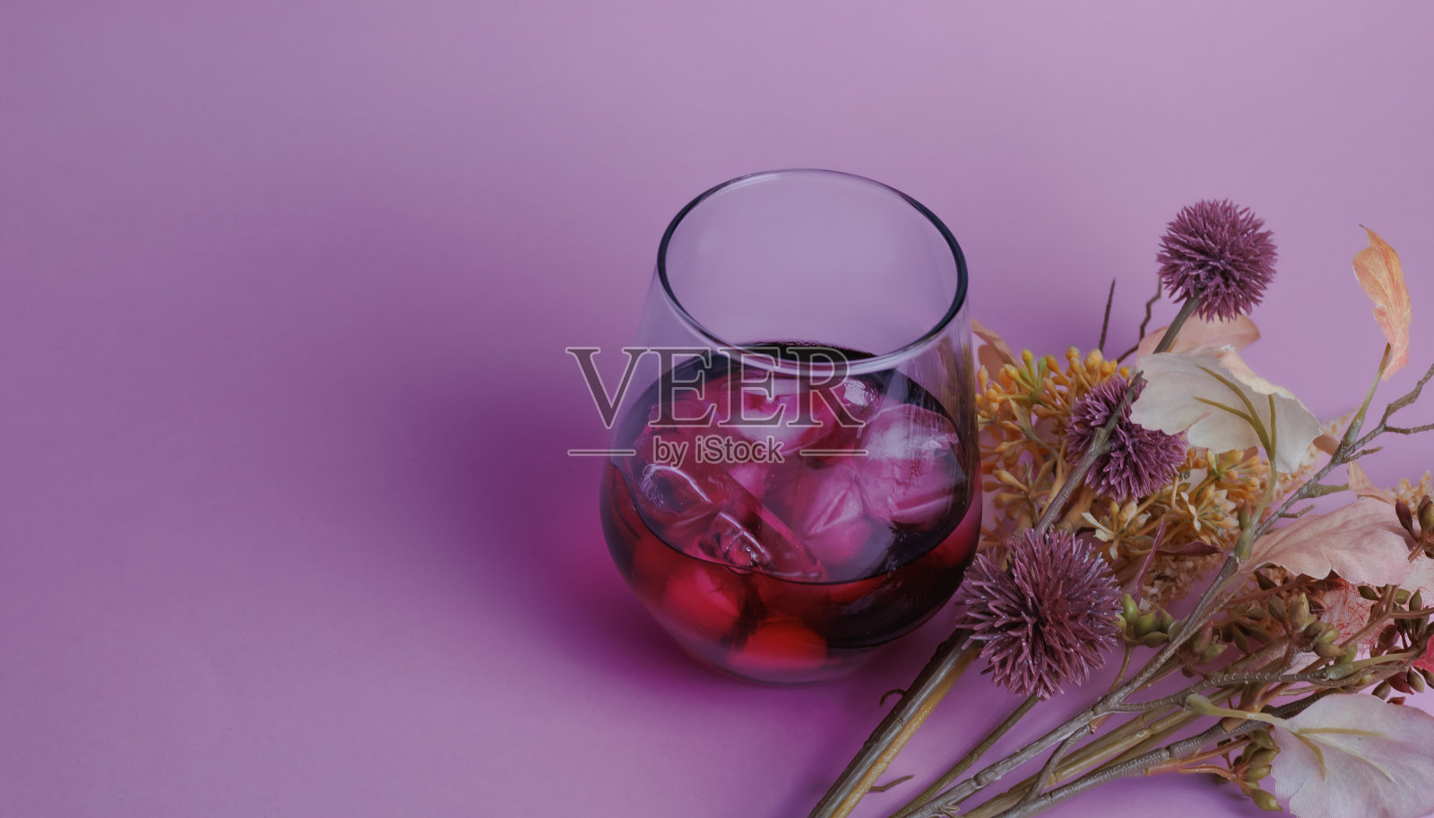 夏天的冷饮,静物瓶在粉红色的背景照片摄影图片