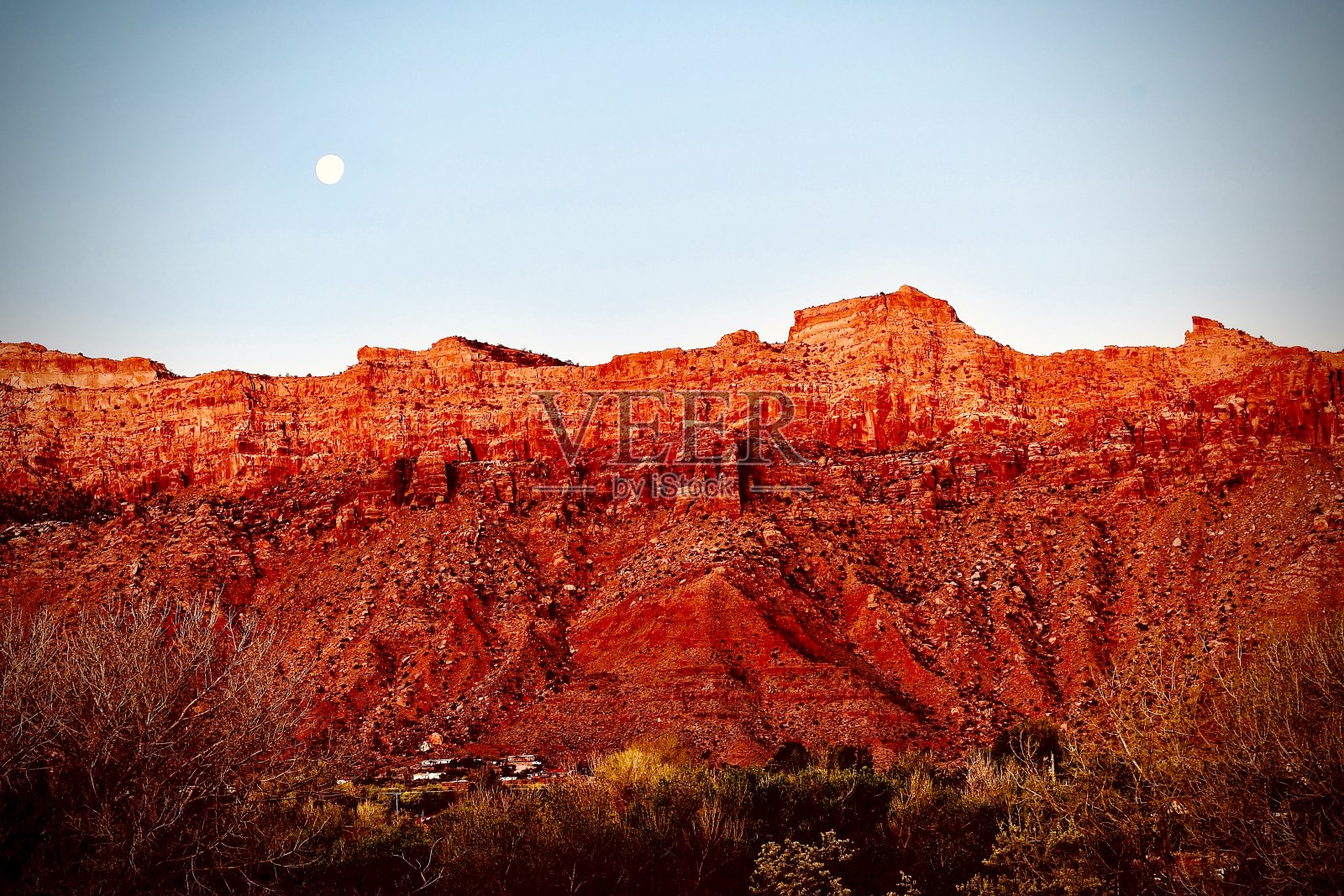 红色岩石上的月亮照片摄影图片