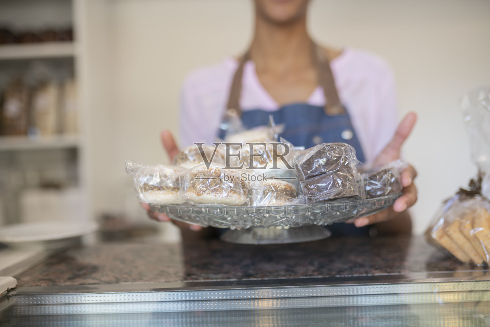 女性非洲裔美国企业家的细节显示托盘装满了法式蛋糕照片摄影图片