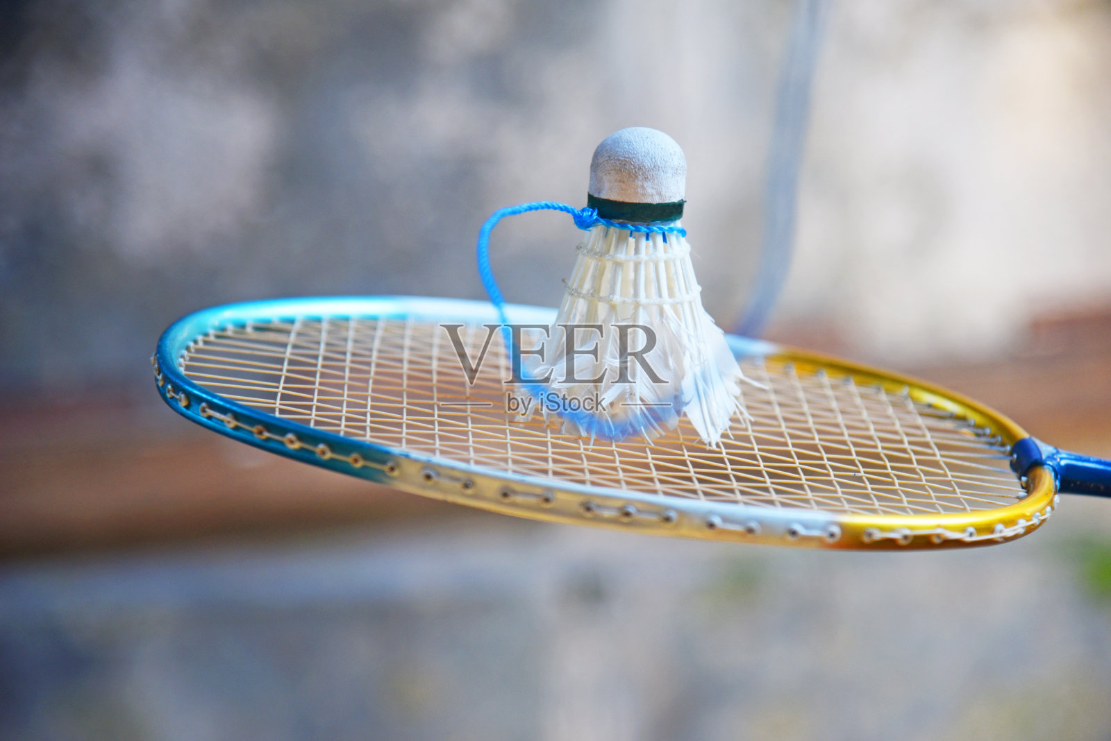 一个羽毛球潮的羽毛球,训练概念,初学者概念,在墙上的背景照片摄影图片