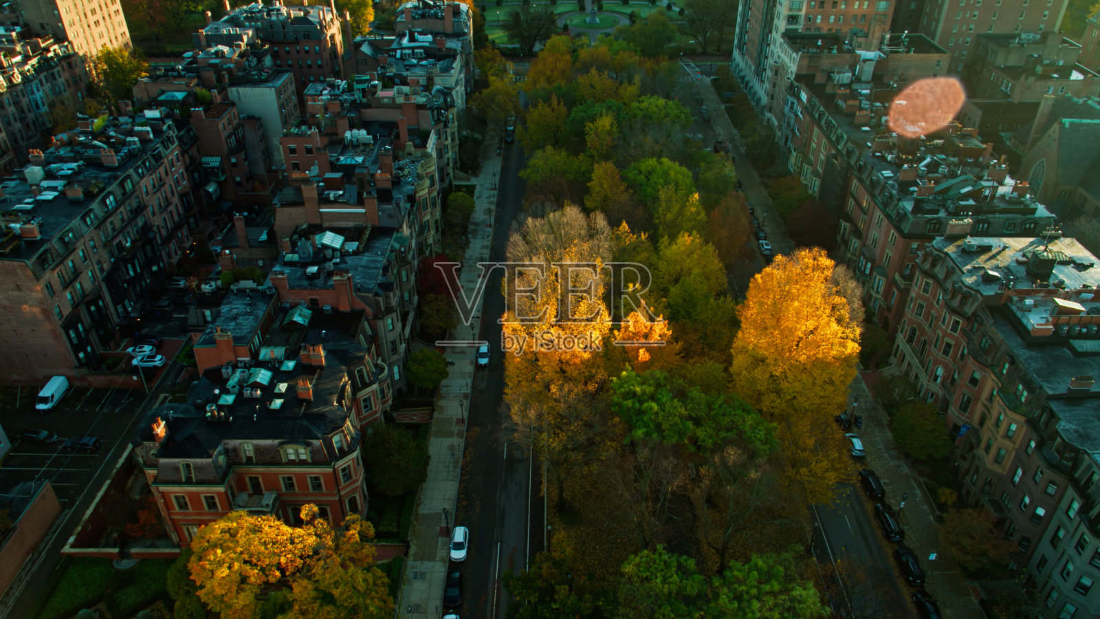 高角度无人机拍摄的后湾,波士顿在日出与镜头耀斑照片摄影图片