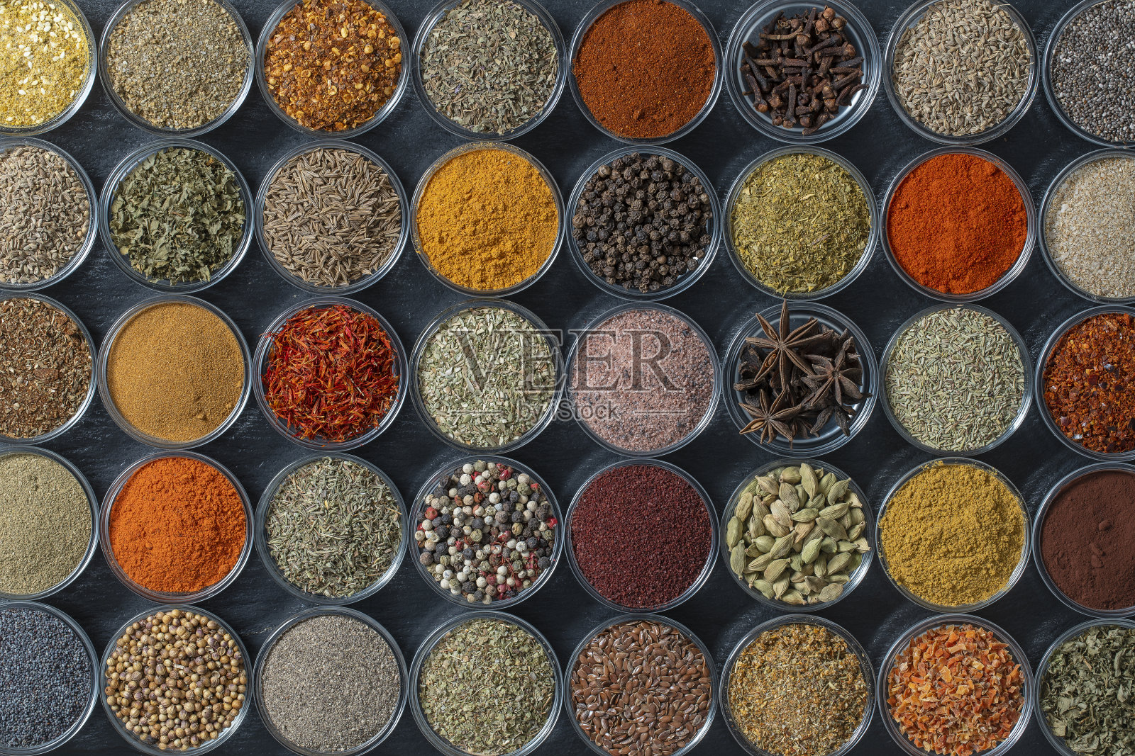 各种芳香香料,种子和干香草烹饪食物照片摄影图片